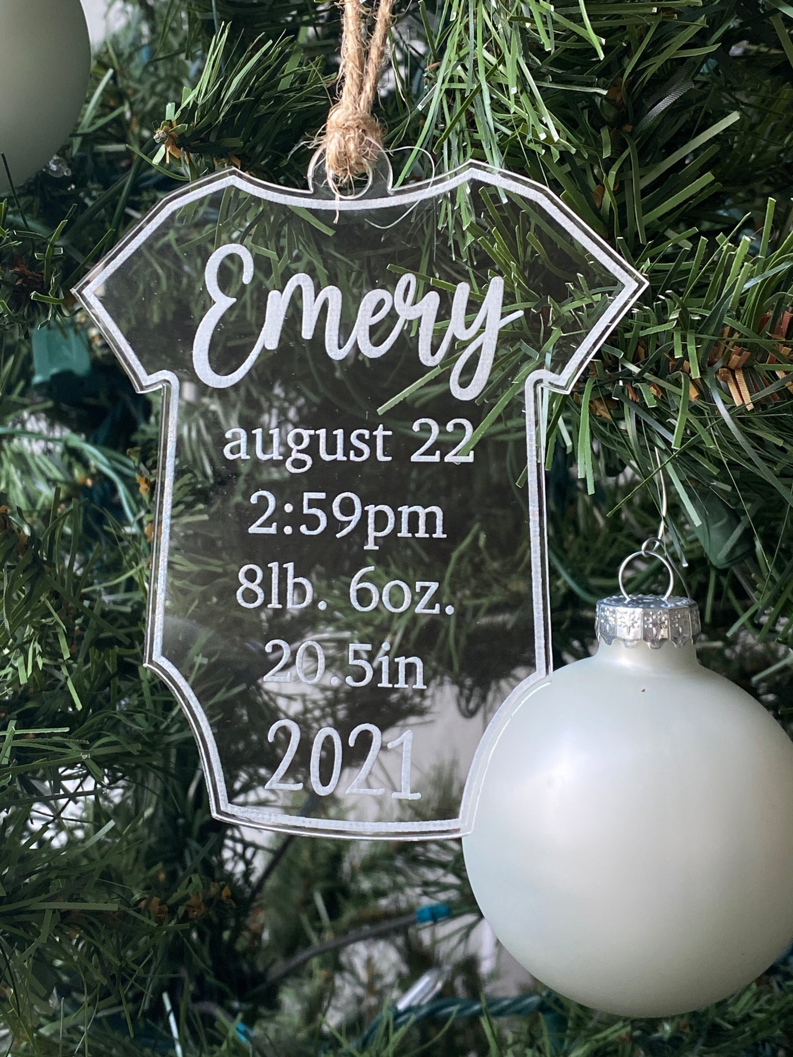 Custom Acrylic New Baby Details Christmas Ornament, featuring personalized details like baby’s name, birthdate, and weight. A unique keepsake to celebrate a newborn’s first Christmas, this ornament adds a special touch to holiday decor. Perfect as a thoughtful gift for new parents or a family keepsake."