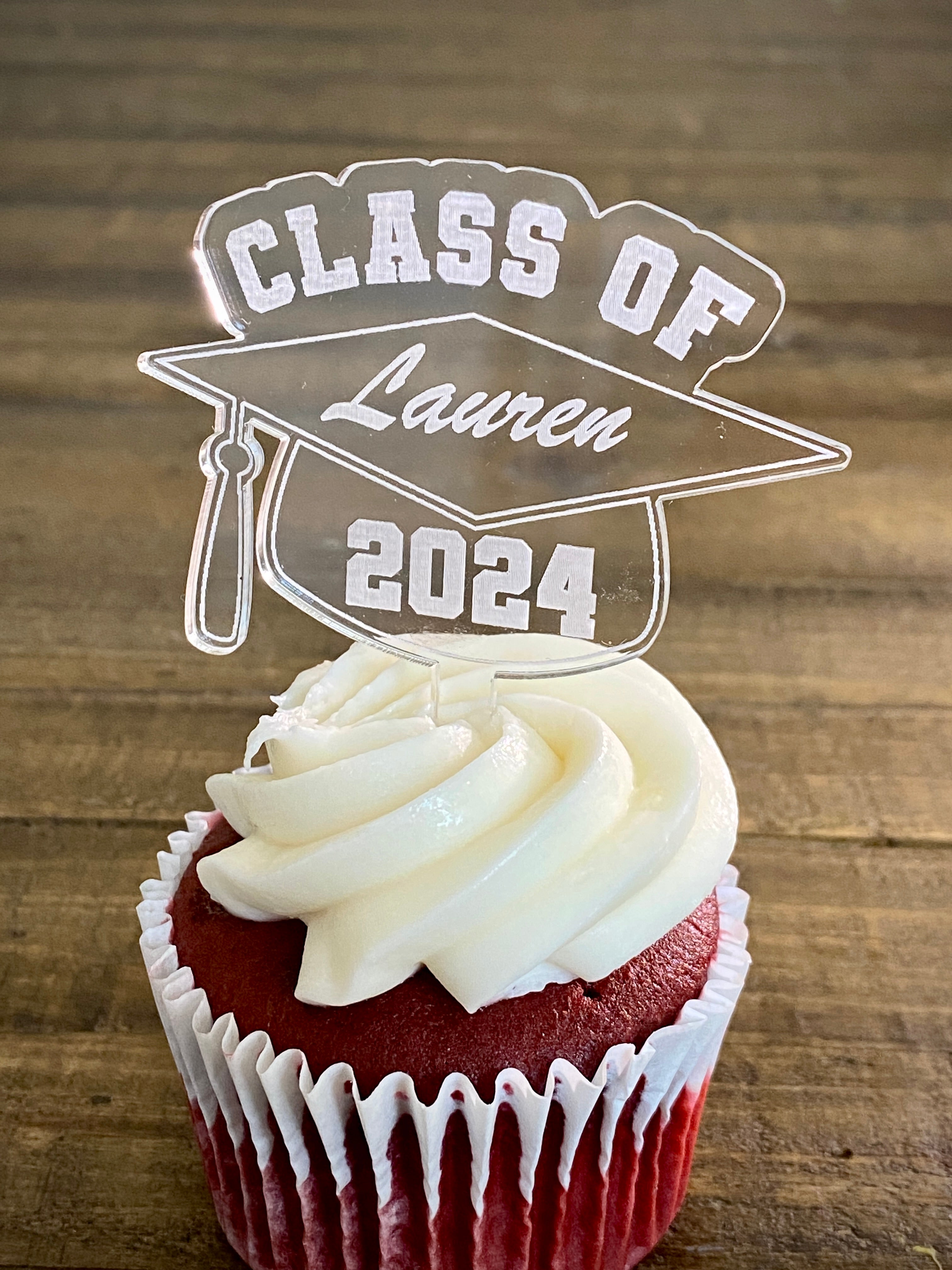 Class of 2025 Graduation Cupcake Toppers in the shape of a graduation hat, personalized with name and year. A stylish and memorable addition to your graduation celebration, these toppers add a unique touch to cupcakes, making them perfect for marking this important milestone.
