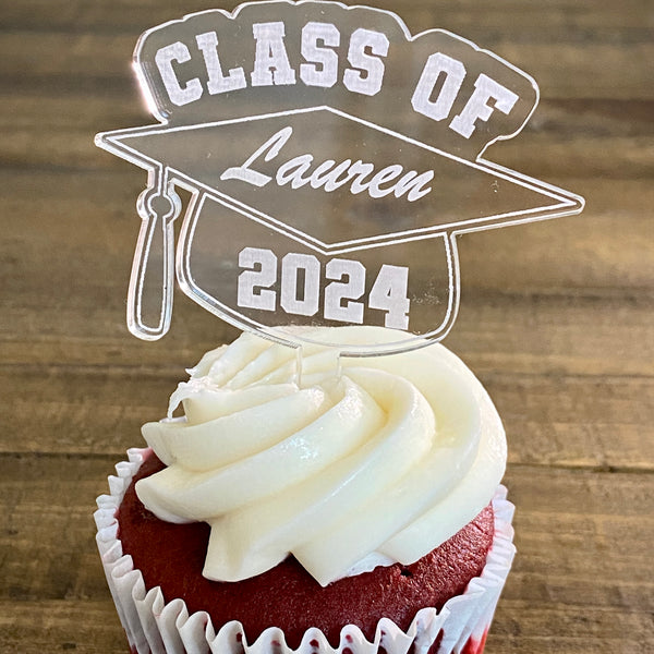 Class of 2025 Graduation Cupcake Toppers in the shape of a graduation hat, personalized with name and year. A stylish and memorable addition to your graduation celebration, these toppers add a unique touch to cupcakes, making them perfect for marking this important milestone.