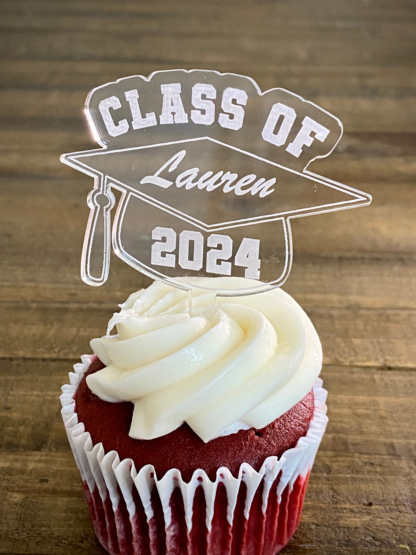 Class of 2025 Graduation Cupcake Toppers in the shape of a graduation hat, personalized with name and year. A stylish and memorable addition to your graduation celebration, these toppers add a unique touch to cupcakes, making them perfect for marking this important milestone.