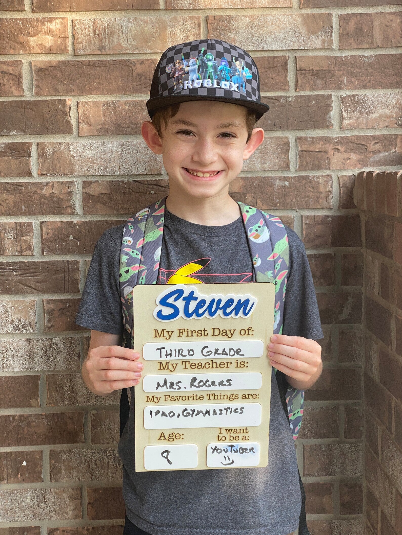 Custom School Sign Photo Prop for kids, featuring a reusable design with space for personalizing with their name. Perfect for celebrating the first day of school, this photo prop helps capture memorable moments while adding a personal touch to back-to-school photos.