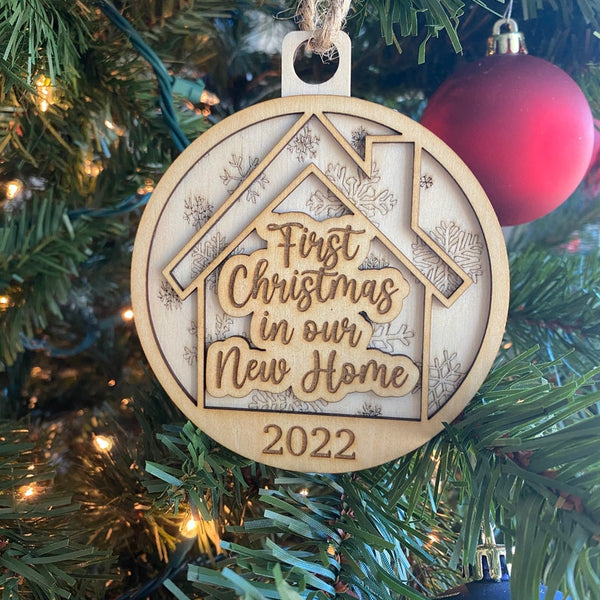 First Christmas in New House Ornament, personalized with details of your new home. A perfect custom Christmas ornament to commemorate this special milestone, making it an ideal gift for new homeowners or a meaningful addition to your own holiday decor.