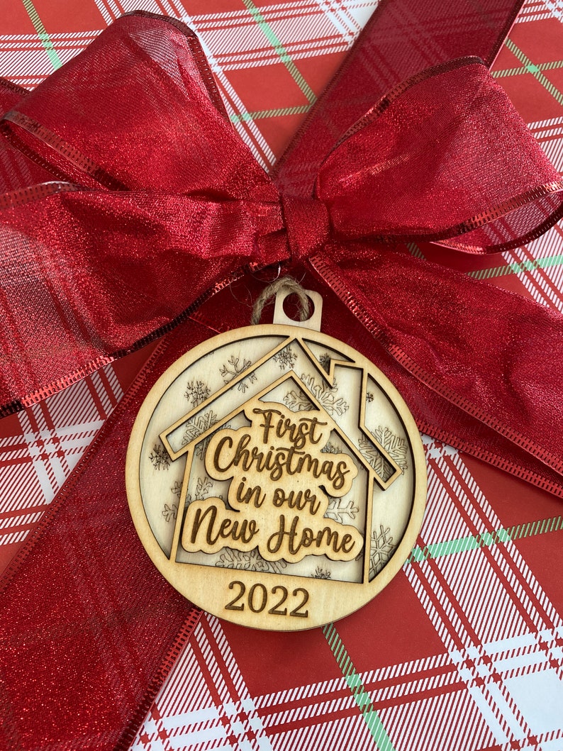 First Christmas in New House Ornament, personalized with details of your new home. A perfect custom Christmas ornament to commemorate this special milestone, making it an ideal gift for new homeowners or a meaningful addition to your own holiday decor.
