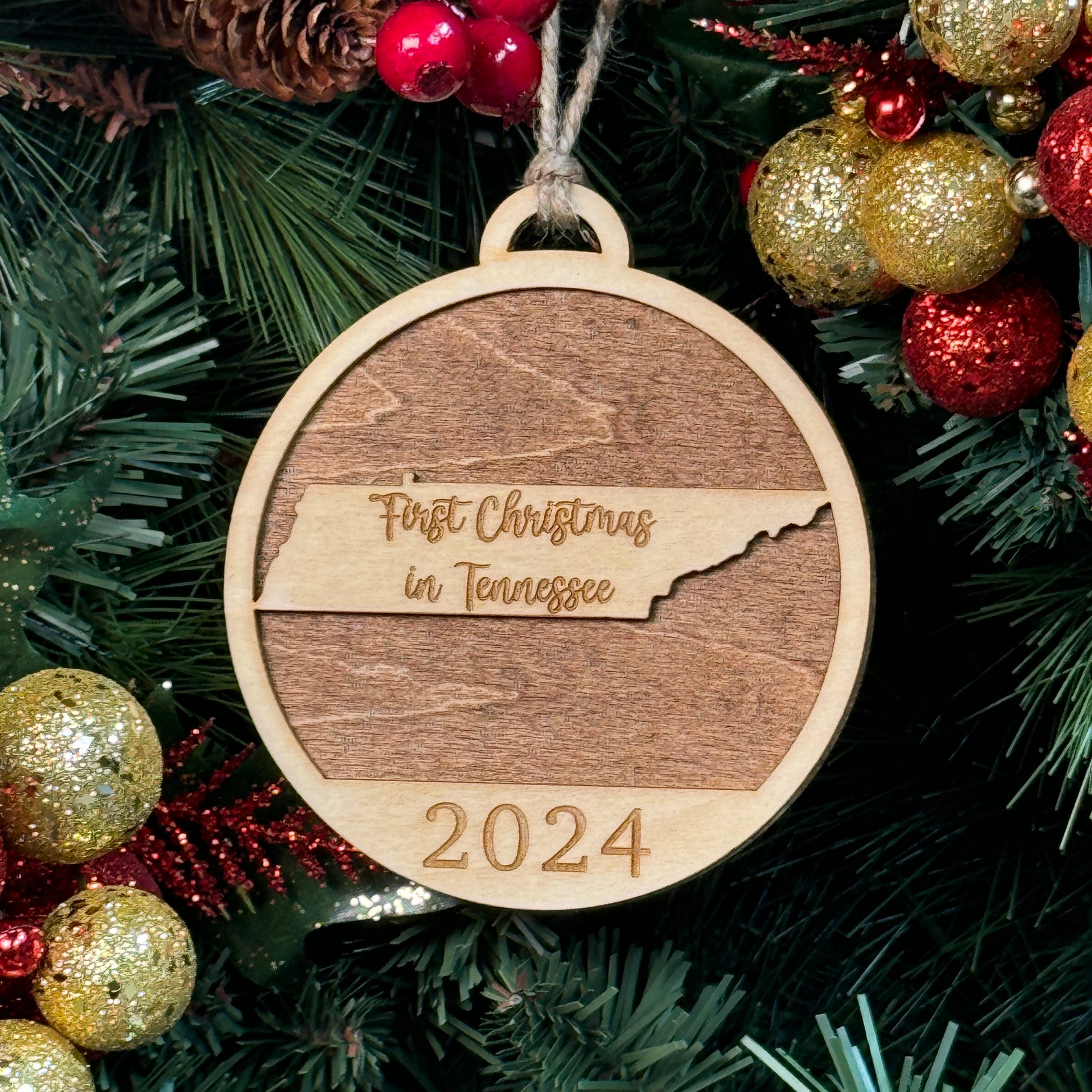 Tennessee Christmas Ornament with Stained Wood Background. Housewarming gift for new Tennessee Residents