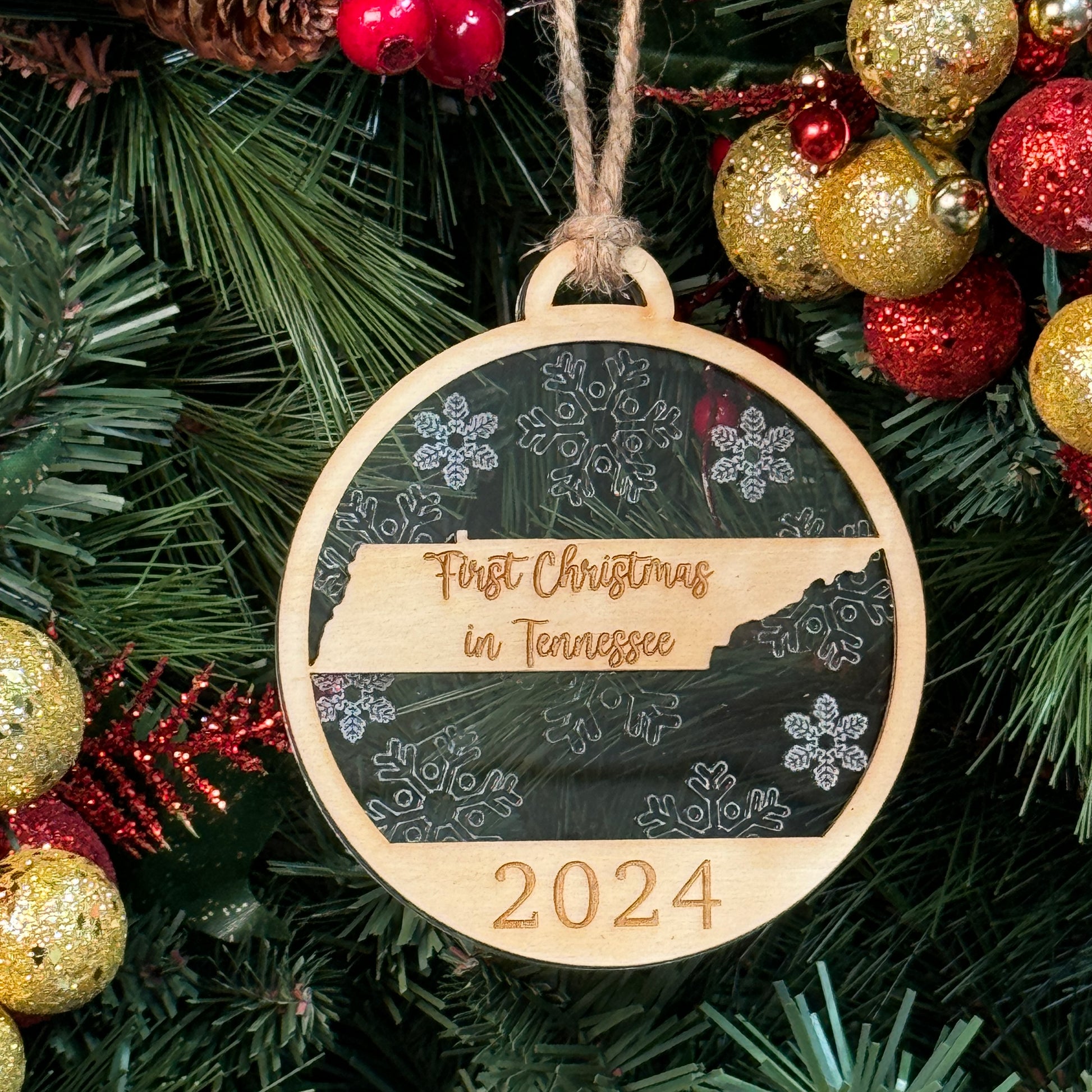 Tennessee Christmas Ornament with Engraved Acrylic Background Background. Housewarming gift for new Tennessee Residents