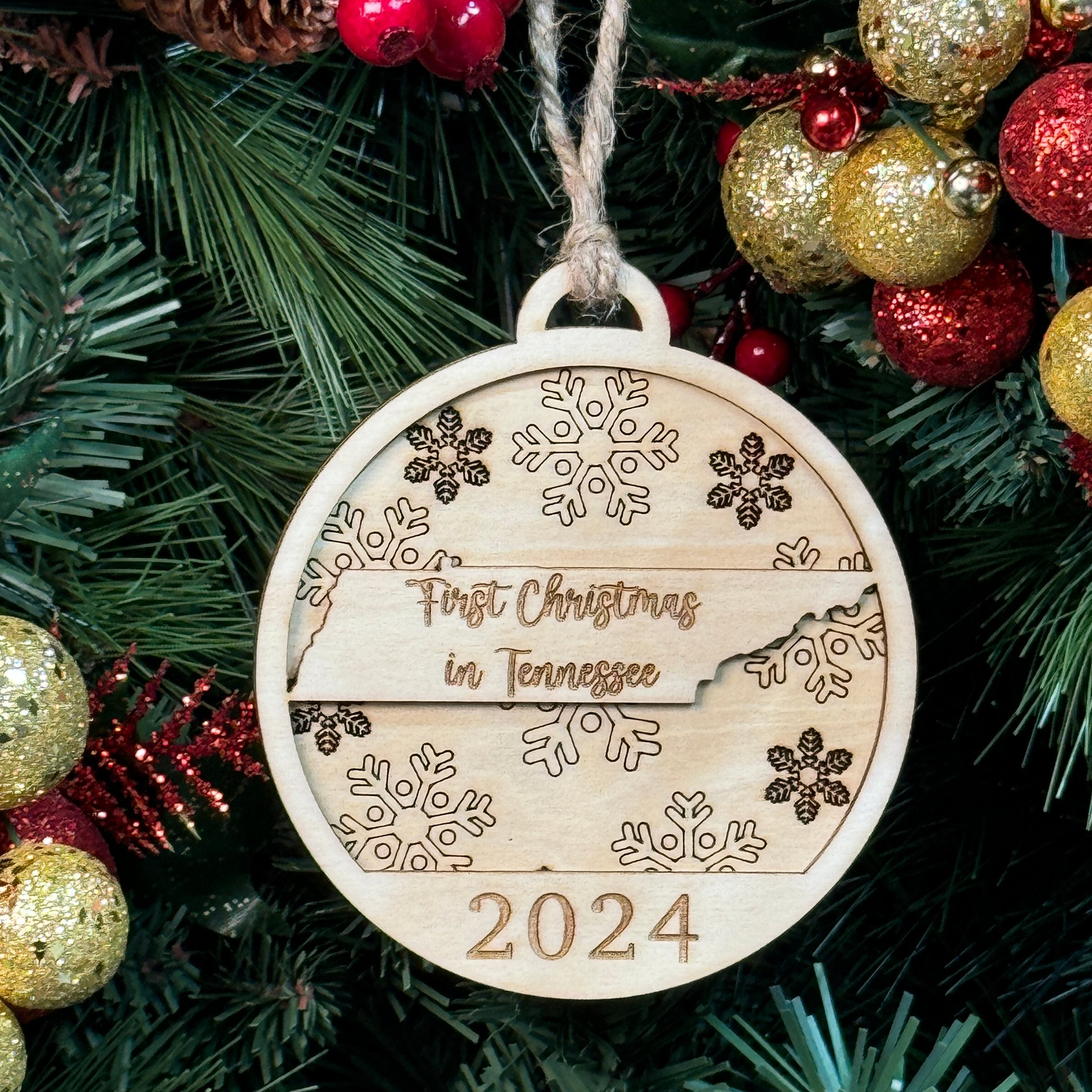 Tennessee Christmas Ornament with Natural Wood Background. Housewarming gift for new Tennessee Residents